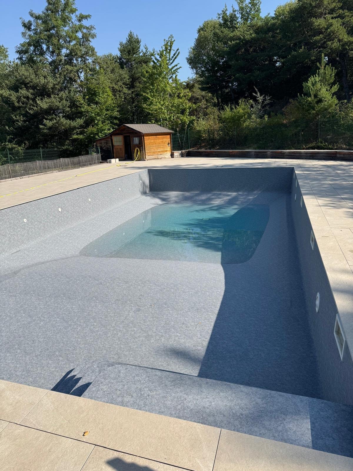 Pose d'un liner armé 3D CGT Alkor Aquansense Granit Grey à Embrun les Hautes-Alpes 05200