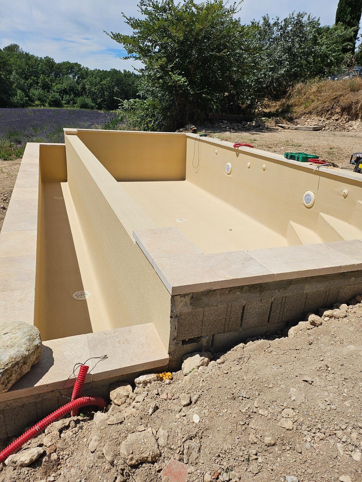Pose d'un liner armé 3D CGT Alkor Aquasense Golden Riviera sur une piscine à débordement aix Aix-en-Provence