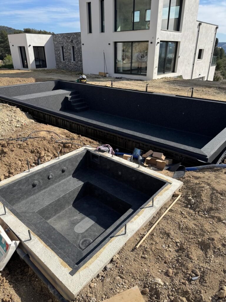 Pose d'un liner armé sur une piscine miroir à Marseille