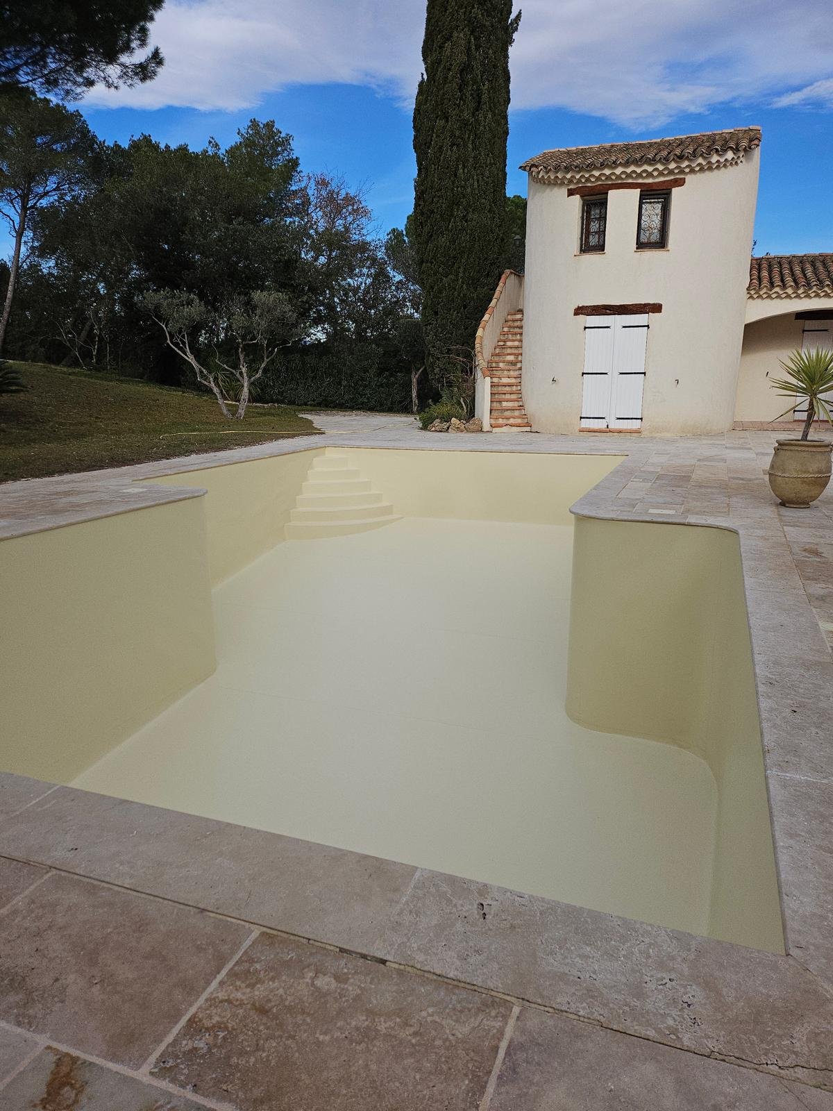 Rénovation d'une piscine avec la pose d'un PVC armé à Lorgues dans le Var