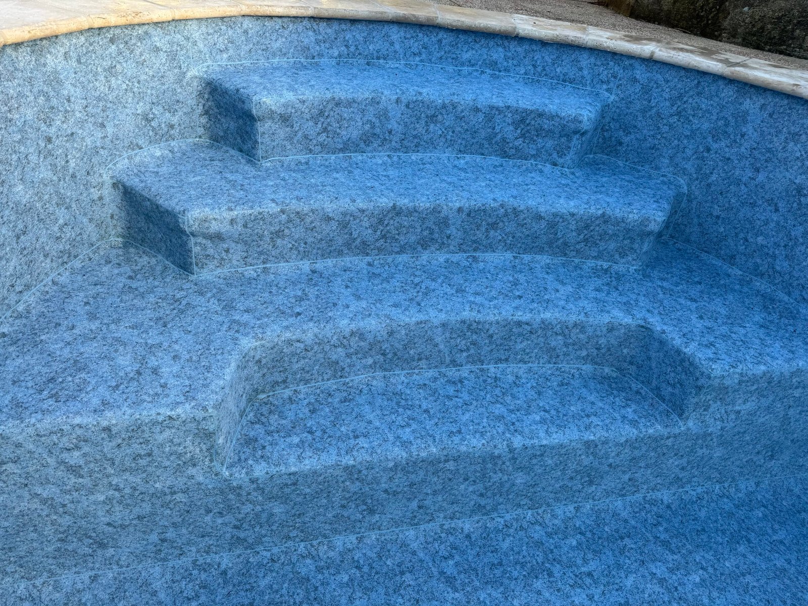 Habillage escalier polyester piscine en pvc armé